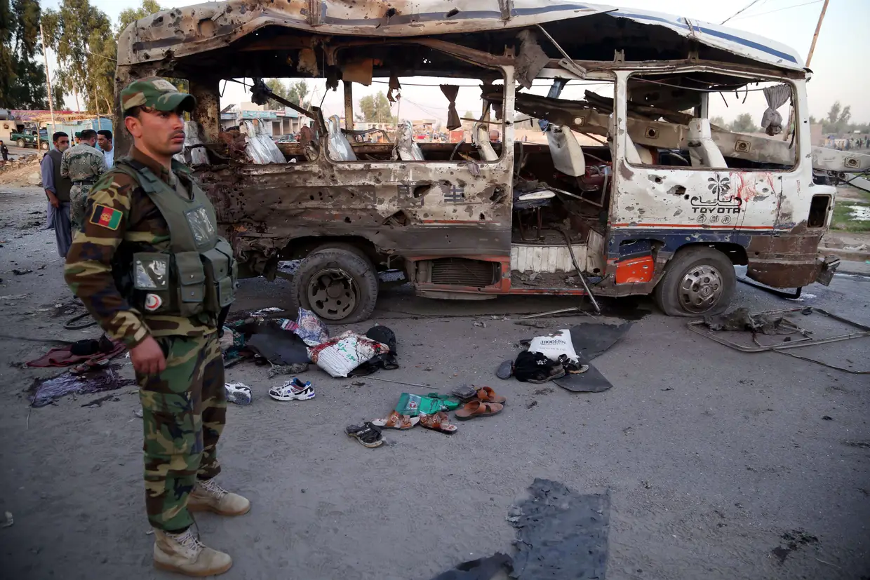 Atentado contra veículo em Jalalabad, Afeganistão, faz vários mortos.
