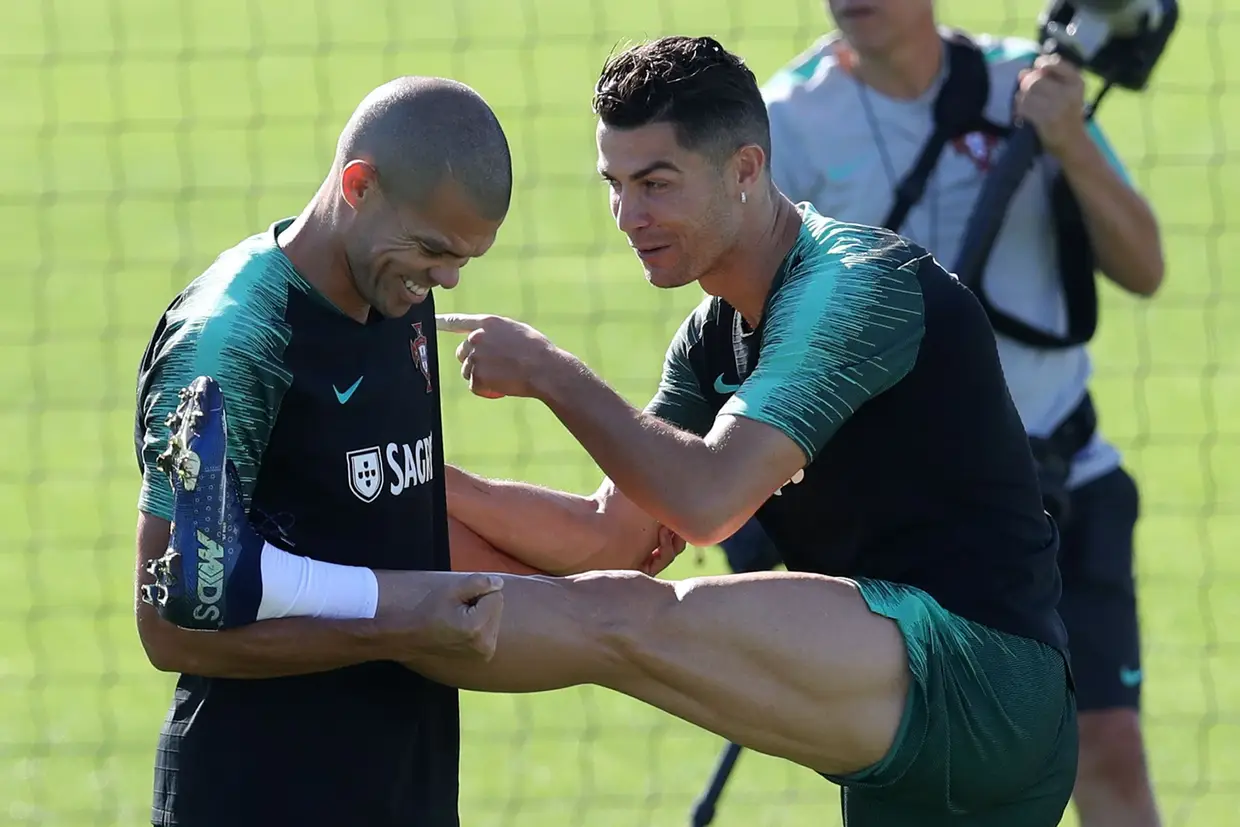 Pepe e Cristiano Ronaldo durante uma sessão de treino da seleção nacional para os jogos de apuramento para o Euro 2020.