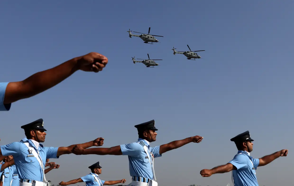 Soldados celebram o Dia da Força Aérea indiana, em Nova Déli.