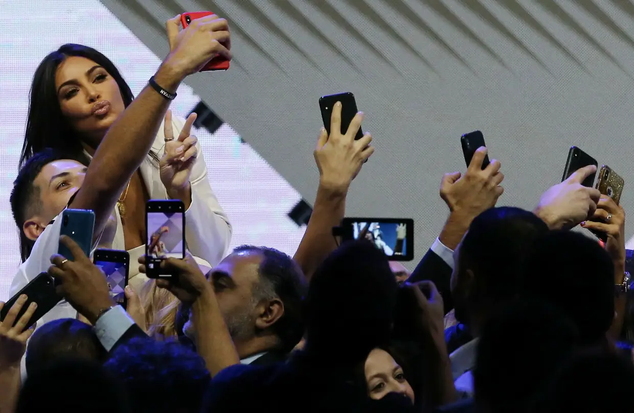 A celebridade Kim Kardashian posa para selfies com fãs durante o World Congress on Information Technology, em Erevan, Arménia.