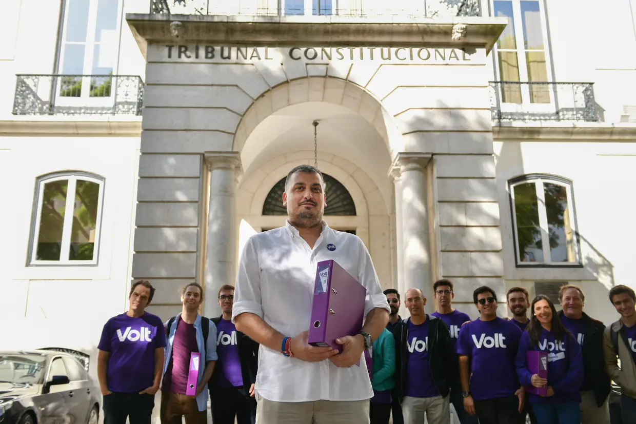 O presidente do Volt Portugal, Tiago de Matos Gomes, posa para a fotografia momentos antes de entregar as assinaturas para formalizar o partido no Tribunal Constitucional, em Lisboa.