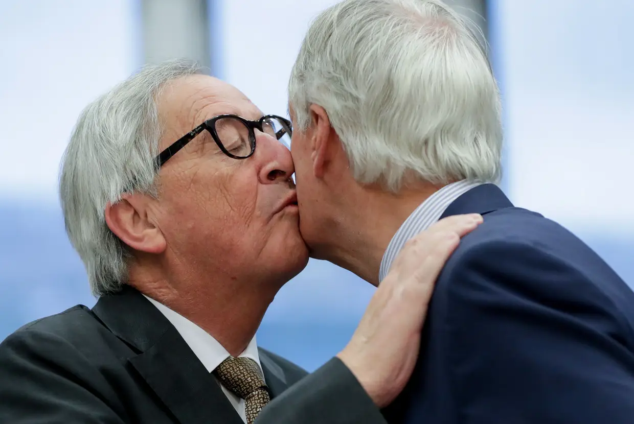 O Presidente da Comissão Europeia, Jean-Claude Juncker, cumprimenta o negociador da UE para a saída do Reino Unido, Michel Barnier, durante a reunião semanal em Bruxelas, Bélgica.