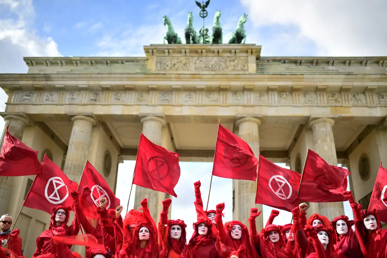 Ativistas participam numa manifestação pelo clima convocada pelo movimento Extinction Rebellion junto ao Portão de Brandemburgo, em Berlim, Alemanha.