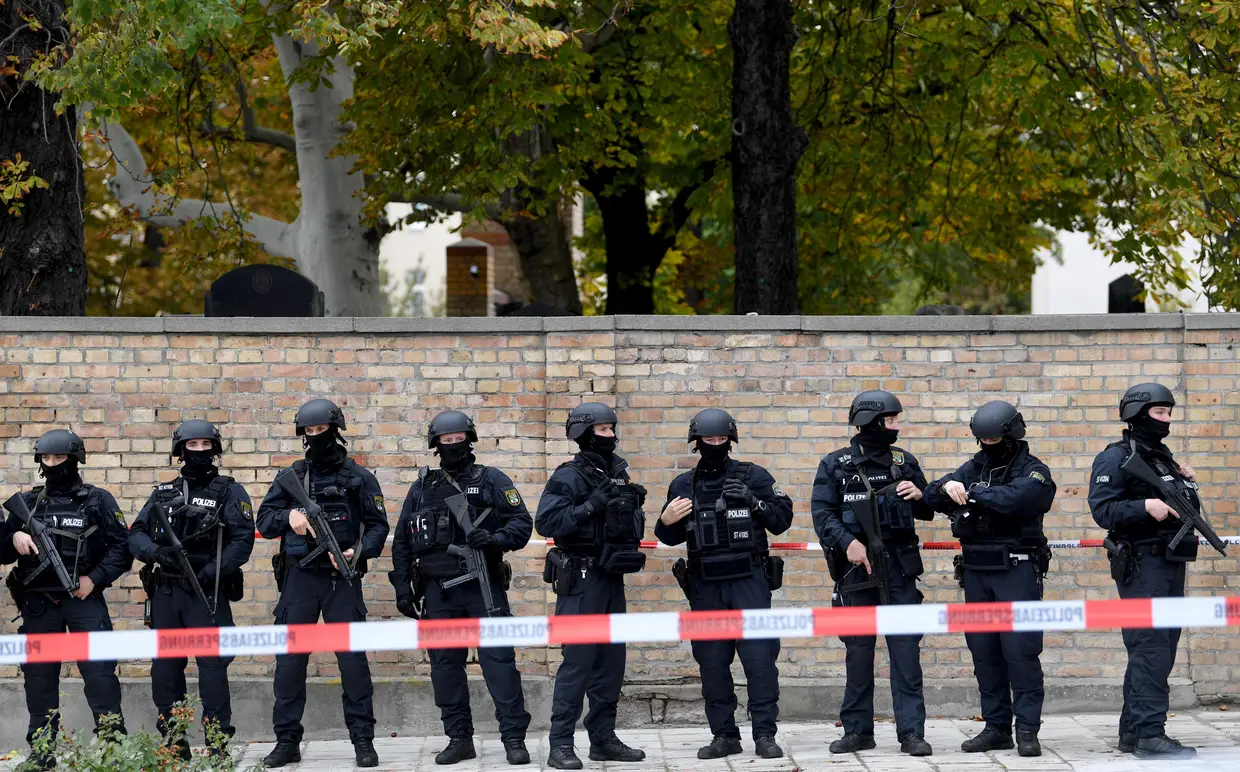 Ataque a sinagoga e restaurante turco provoca pelo menos dois mortos em Halle, perto de Leipzig, Alemanha.