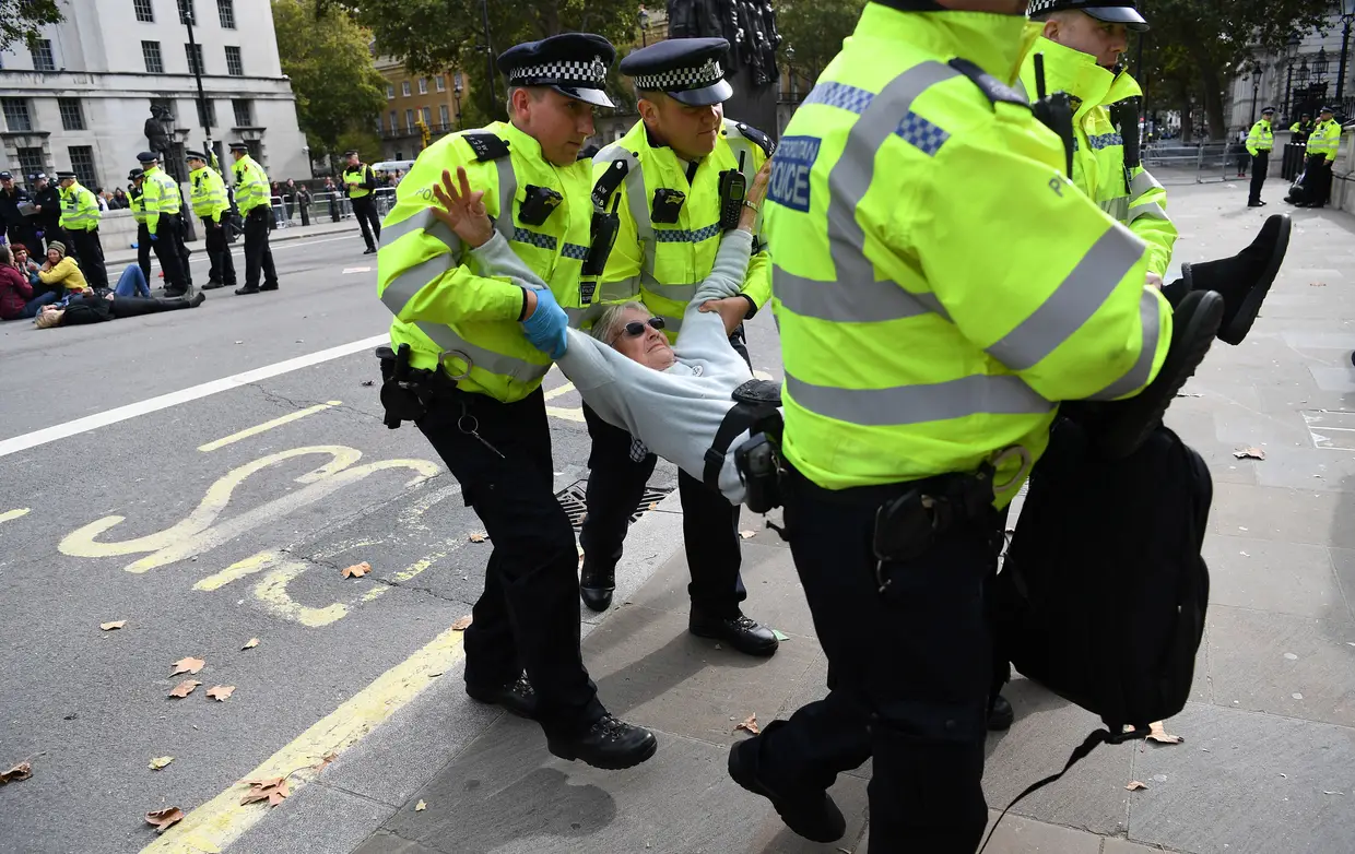 Uma manifestante pelo movimento Extinction Rebellion é detida em Londres, Reino Unido.