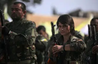 Uma combatente das Forças Democráticas Sírias (SDF) no momento do anúncio de que o Daesh já não controlava o leste da Síria, a 23 de março de 2019.