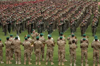 Combatentes curdos das Unidades de Proteção do Povo (YPG) numa parada militar a celebrar a vitória sobre o Daesh em Qamishli, Síria, a 28 de março de 2019.