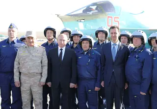Presidente russo, ministro da Defesa russo e Presidente sírio visita, a base aérea síria Hmeymim a 11 de dezembro de 2017.