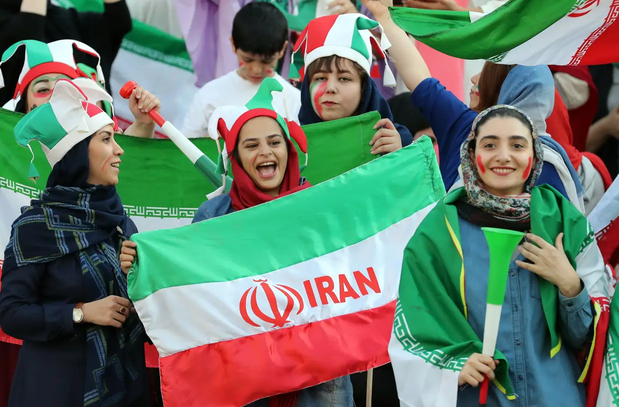 Iranianas assistem livremente pela primeira vez em décadas a um jogo de futebol em Teerão.