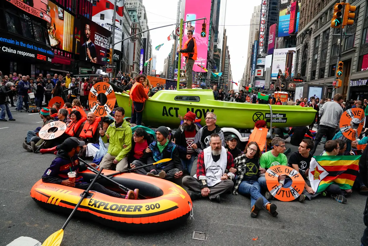 Ativistas do clima participam num protesto dos Extinction Rebellion em Nova Iorque, nos Estados Unidos.