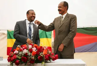 Gesto de paz entre o primeiro-ministro da Etiópia e o Presidente da Eritreia.