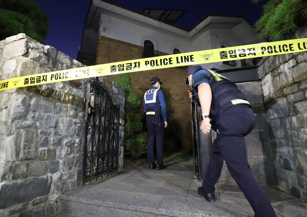 As autoridades sul-coreanas à porta da casa em Seul da estrela de k-pop Sulli, que foi encontrada morta.