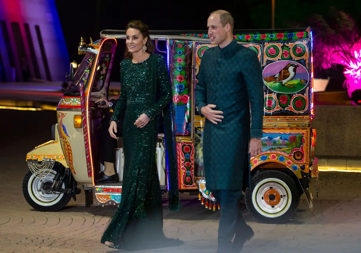 O príncipe William e mulher Cate chegam de tuk tuk a um evento em Islamabad, Paquistão. Os duques de Cambridge estão numa viagem de cinco dias pelo país.