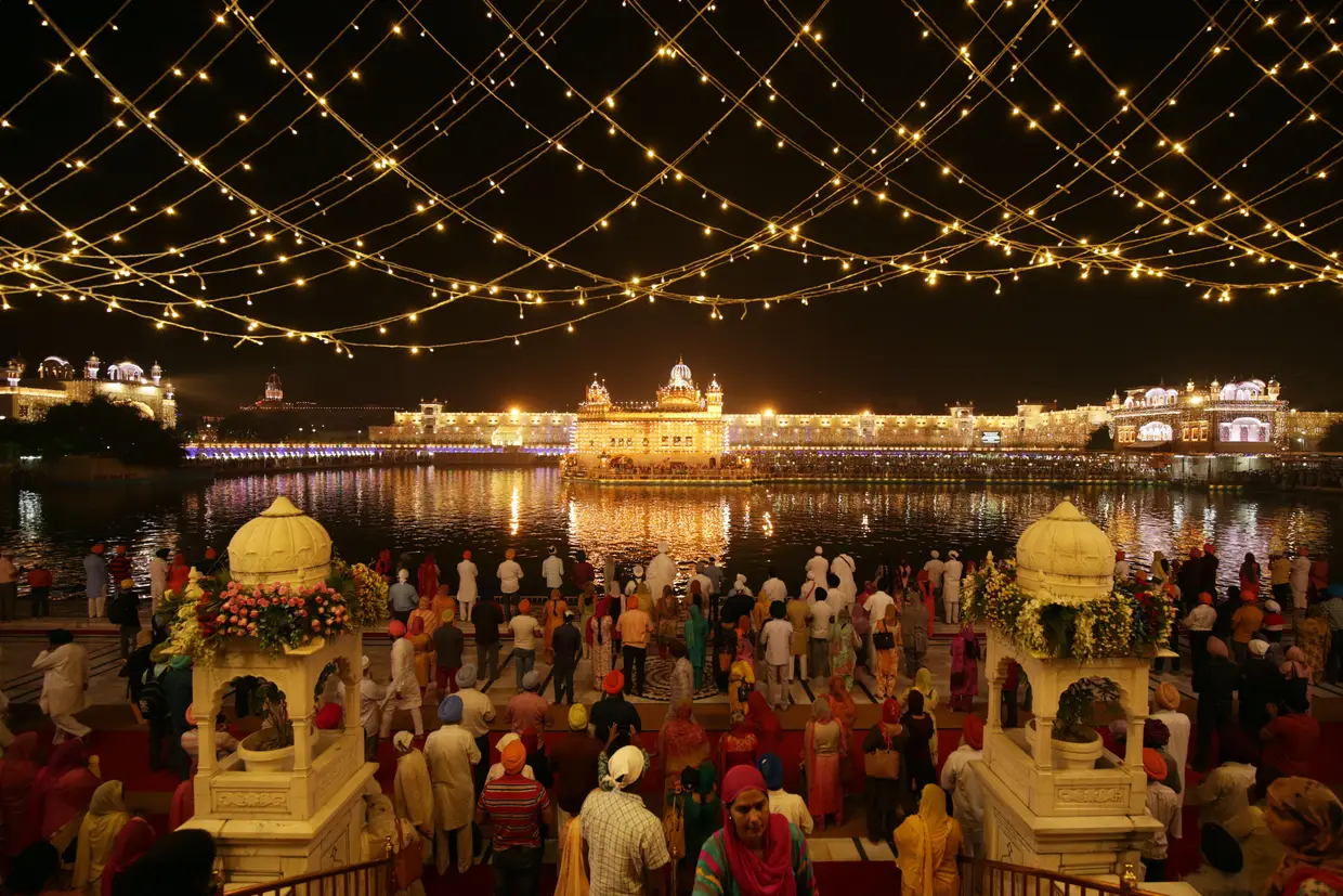 Celebrações do aniversário do guru sikh Ramdas em Amritsar, Índia.