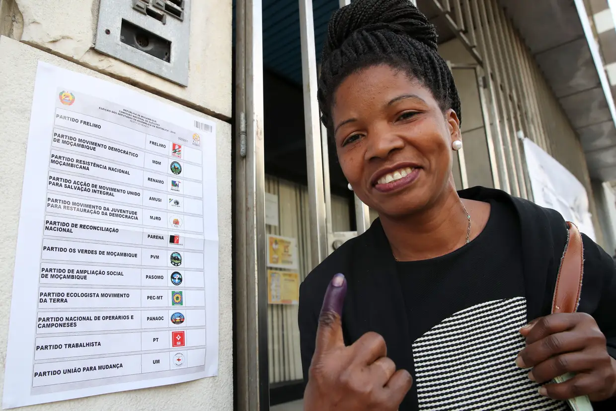 Uma mulher após votar nas antigas instalações da embaixada moçambicana em Portugal onde decorrem as votações dos moçambicanos residentes em Portugal para as eleições em Moçambique, Lisboa.