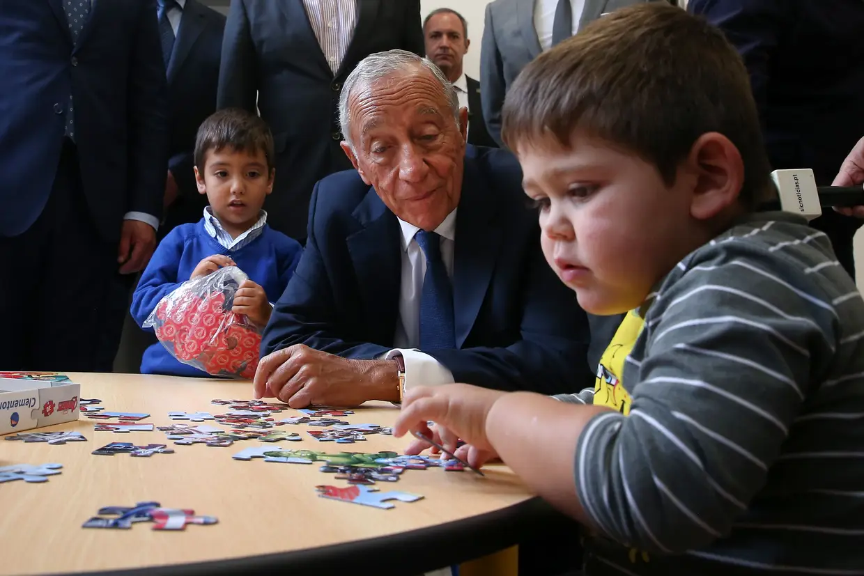 O Presidente da República Marcelo Rebelo de Sousa, conversa com crianças durante a inauguração do Jardim de Infância de Midões, "A Escola de Todos Nós", em Tábua.