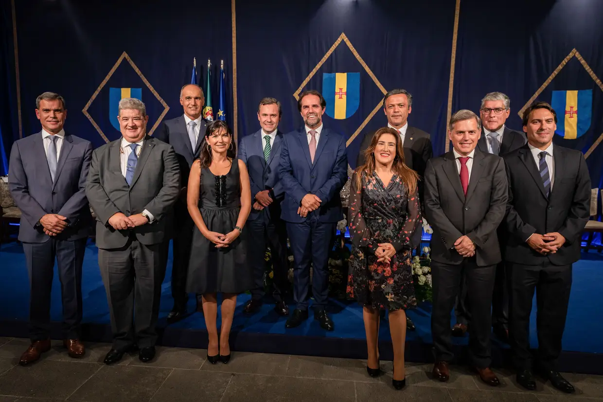O presidente do Governo Regional da Madeira, Miguel Albuquerque, acompanhado pelos secretários regionais empossados durante a tomada de posse do XIII Governo Regional da Madeira, no salão Nobre da Assembleia Legislativa da Região Autónoma da Madeira, pela primeira vez em coligação, PSD/CDS-PP, Funchal.