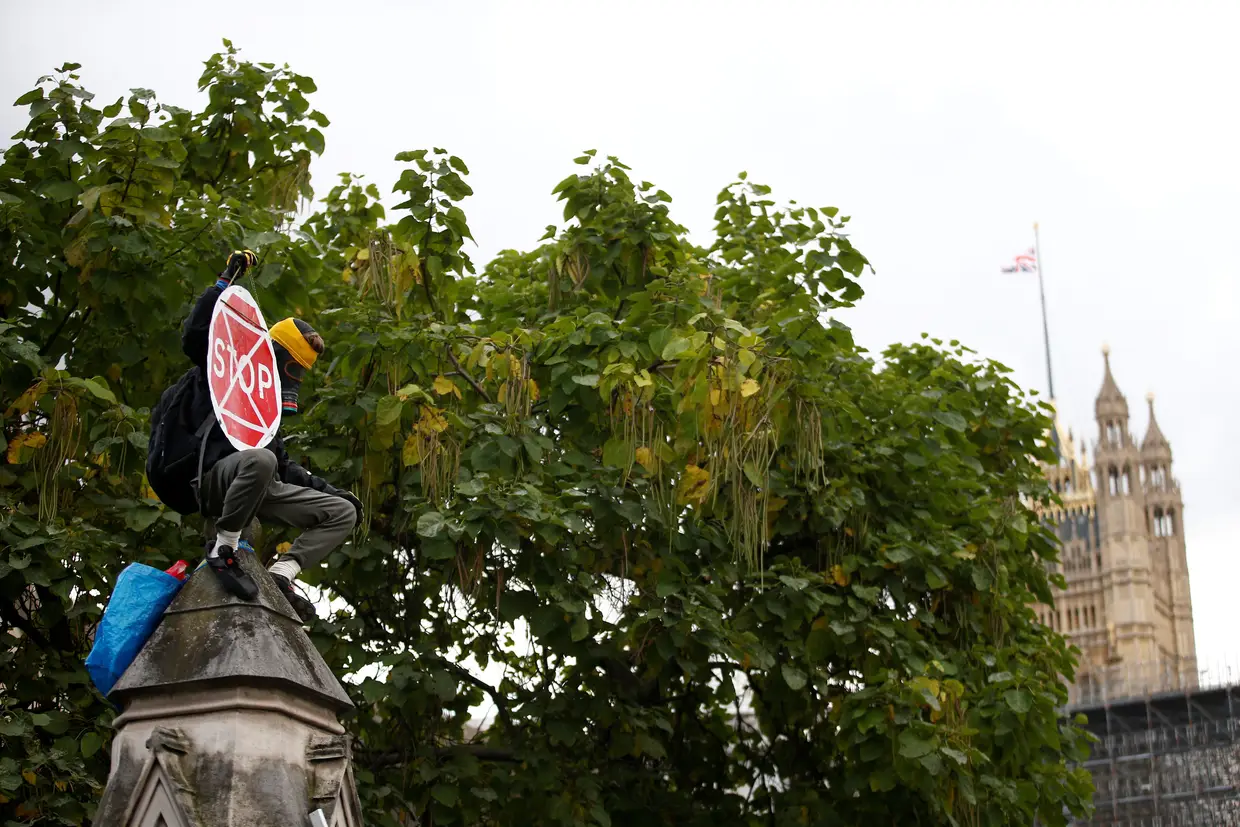 Um manifestante no protesto do movimento Extinction Rebellion em frente ao Parlamento britânico, em Londres, Inglaterra.