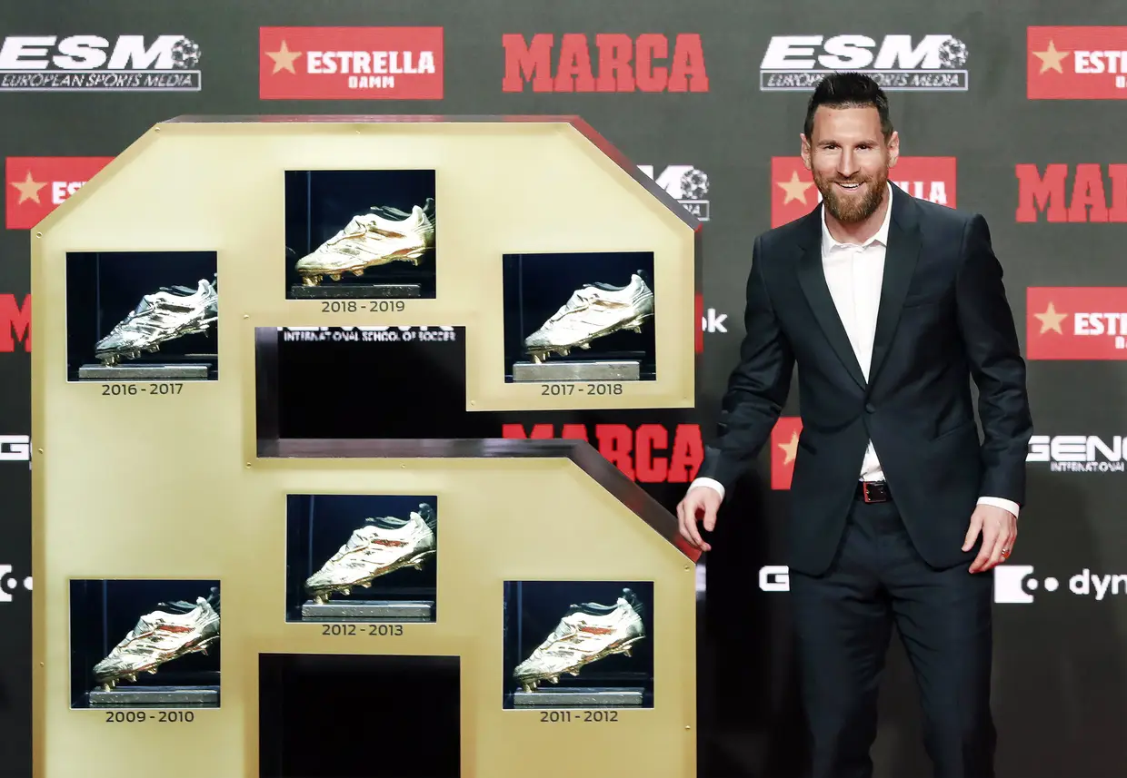 O futebolista argentino Lionel Messi recebeu das mãos dos seus dois filhos mais velhos, Thiago e Mateo, a sexta Bota de Ouro da carreira, numa cerimónia realizada em Barcelona.