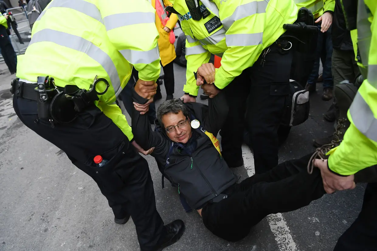 O jornalista britânico George Monbiot a ser detido pelas autoridades, durante um protesto do movimento Extinction Rebellion, em Londres.