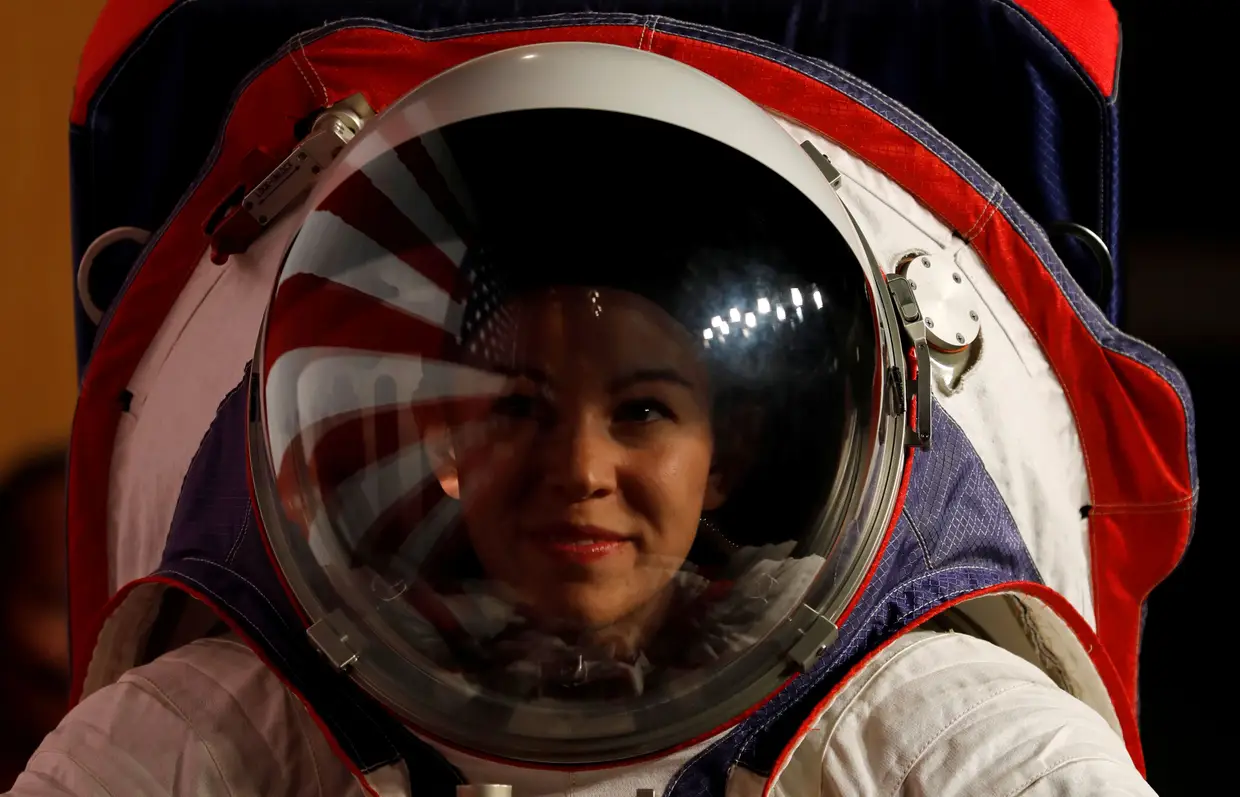 A engenheira Kristine Davis enverga um dos dois novos fatos.