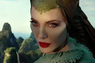 Angelina Jolie em pose de bruxa