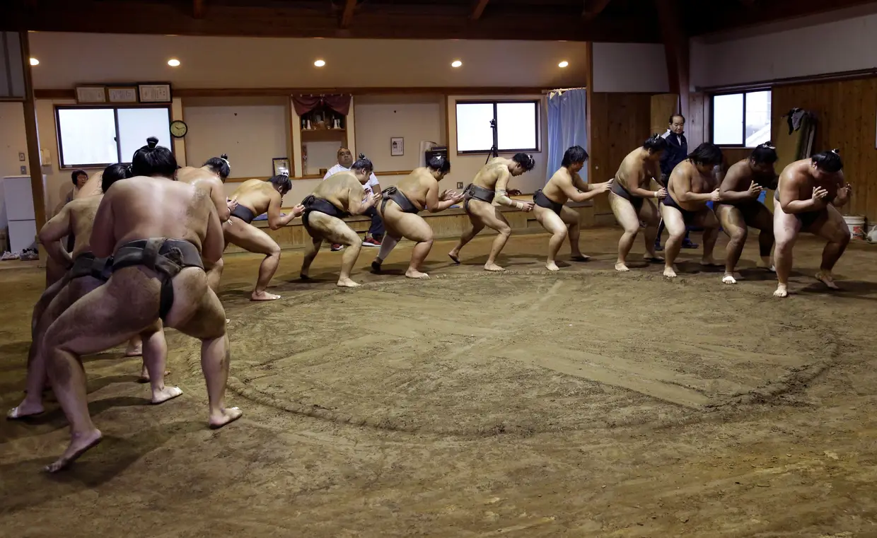 Lutadores de sumo realizam um treino na cidade de Beppu, no Japão.