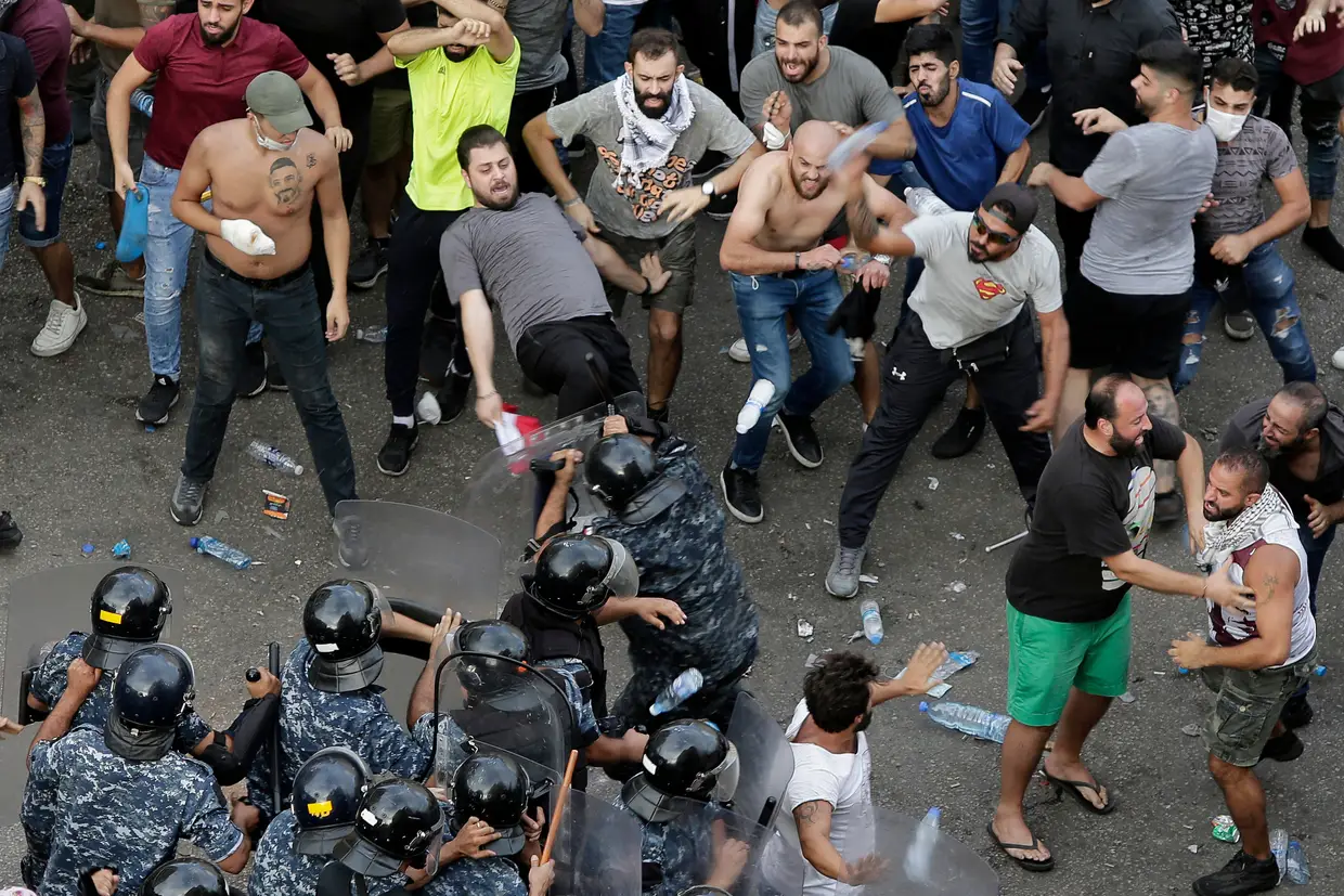 Confrontos entre manifestantes e a polícia em Barcelona, Espanha.