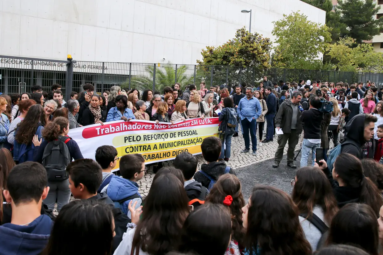 Greve e concentração de trabalhadores não docentes do Agrupamento de Escolas Vergílio Ferreira pelo reforço de pessoal e contra a municipalização em frente à Escola Secundária Vergílio Ferreira, em Lisboa.