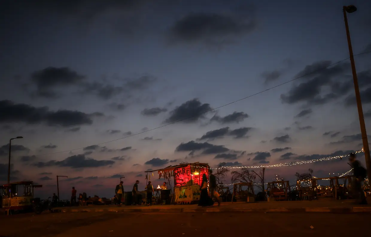 Uma banca de milho e café numa praia na Faixa de Gaza.