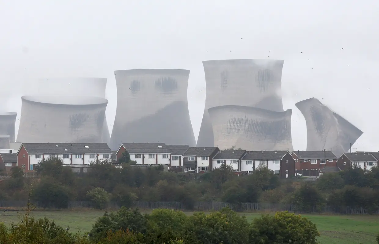 A demolição de várias torres de refrigeração, em Ferrybridge, Reino Unido.