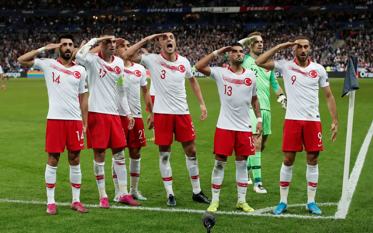 Jogadores turcos comemoram após o golo marcado por Kaan Ayhan, no França-Turquia, Estádio de França, Paris.