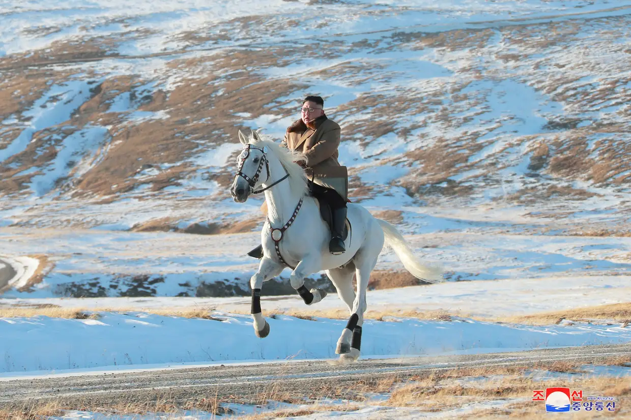 A agência estatal norte-coreana KCNA publicou uma série de fotografias com Kim Jong-un a passear num cavalo branco, nas paisagens geladas do Monte Paetku, montanha sagrada para os norte-coreanos.