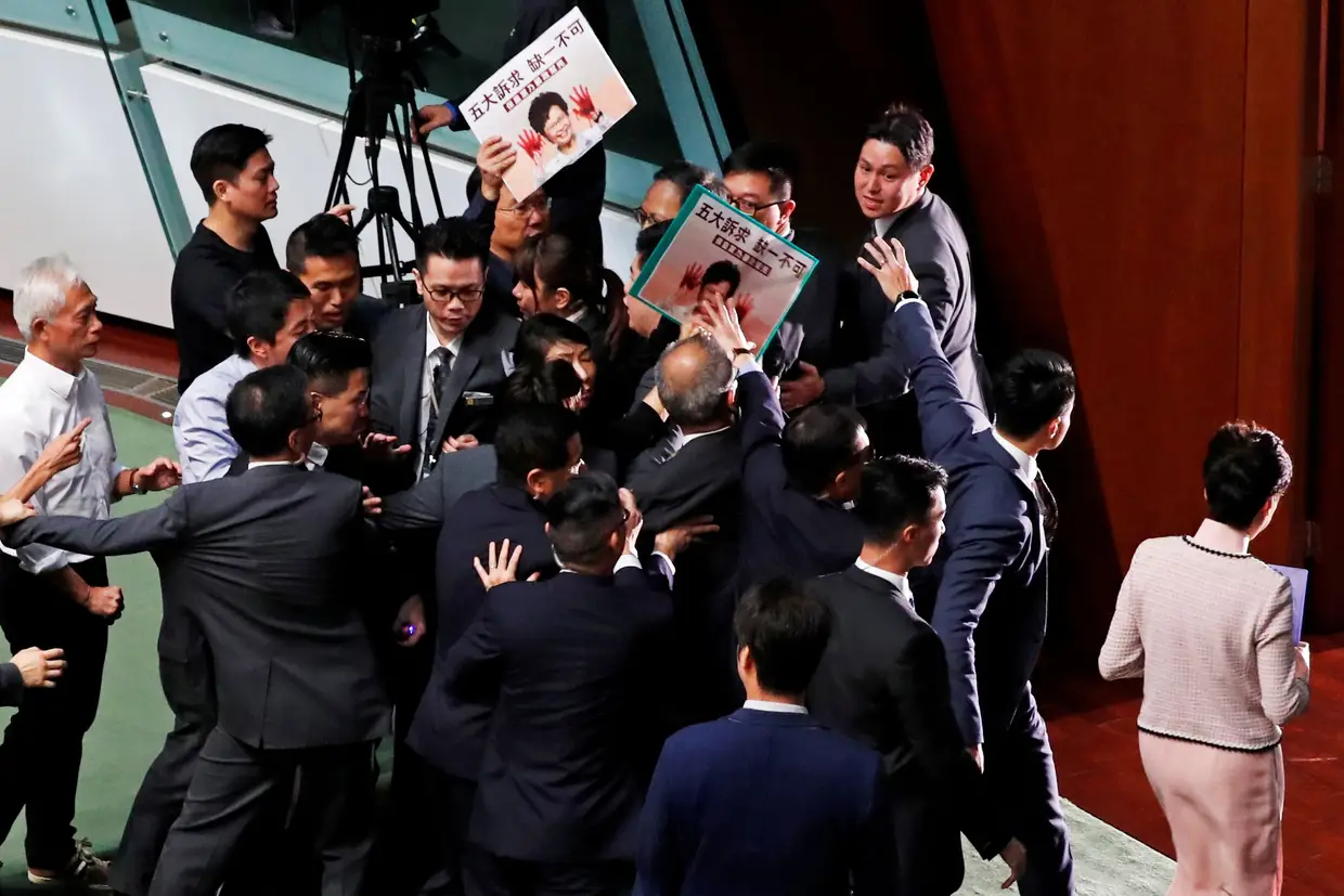 Num protesto inédito, os deputados da oposição impediram o discurso anual da chefe do governo de Hong Kong.
