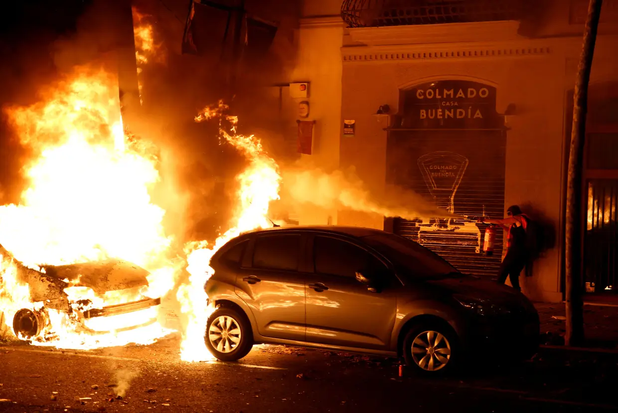 Os protestos violentos, em Barcelona, contra a condenação dos líderes independentistas.