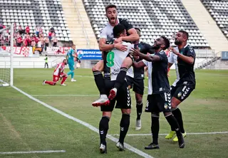 O Farense celebra um dos cinco golos marcados ao Desportivo das Aves (5-2) na 3.ª eliminatória da Taça de Portugal. Uma goleada que não só ditou o afastamento do clube avense da prova rainha do futebol português como também o despedimento de Augusto Inácio do comando técnico