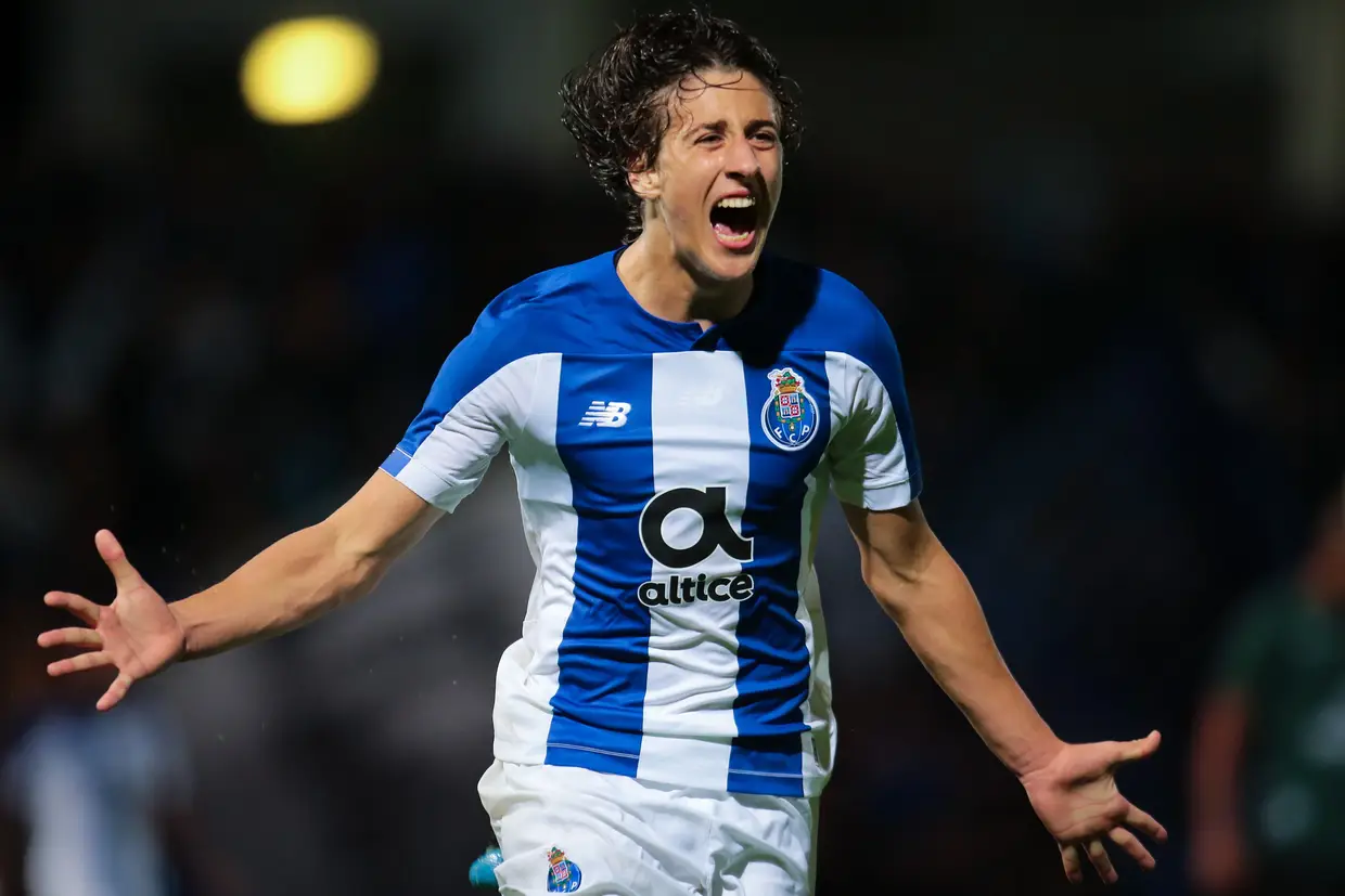 Fábio Silva, avançado, 17 anos - 11 jogos, 1 golo - no FC Porto desde 2010, tendo saído entre 2015 e 2016