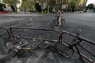 Barcelona acordou este sábado para os estragos deixados pelos distúrbios na capital da Catalunha
