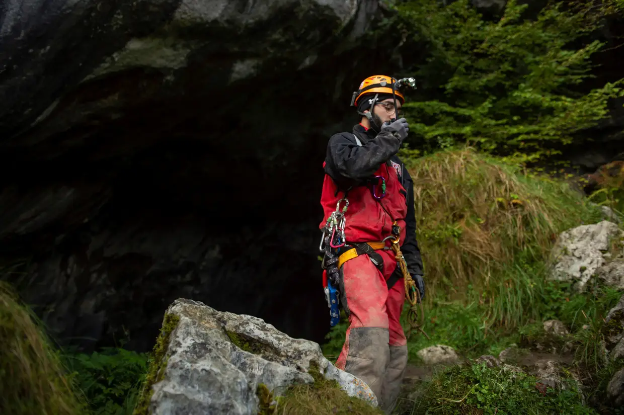 Um elemento da equipa de resgate durante a operação para localizar quatro espeleólogos portugueses que estão desde sábado na gruta de Cueto-Coventosa, em Espanha