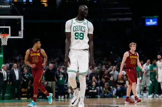Jogador mais alto da NBA sofre concussão após bater com a cabeça no teto