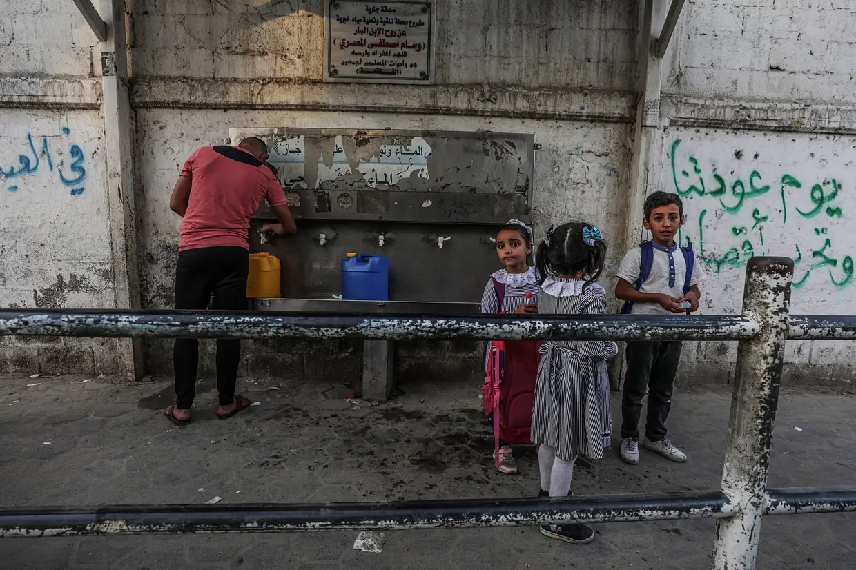 Crianças em idade escolar no campo de refugiados de Al Nusairst, no centro da Faixa de Gaza