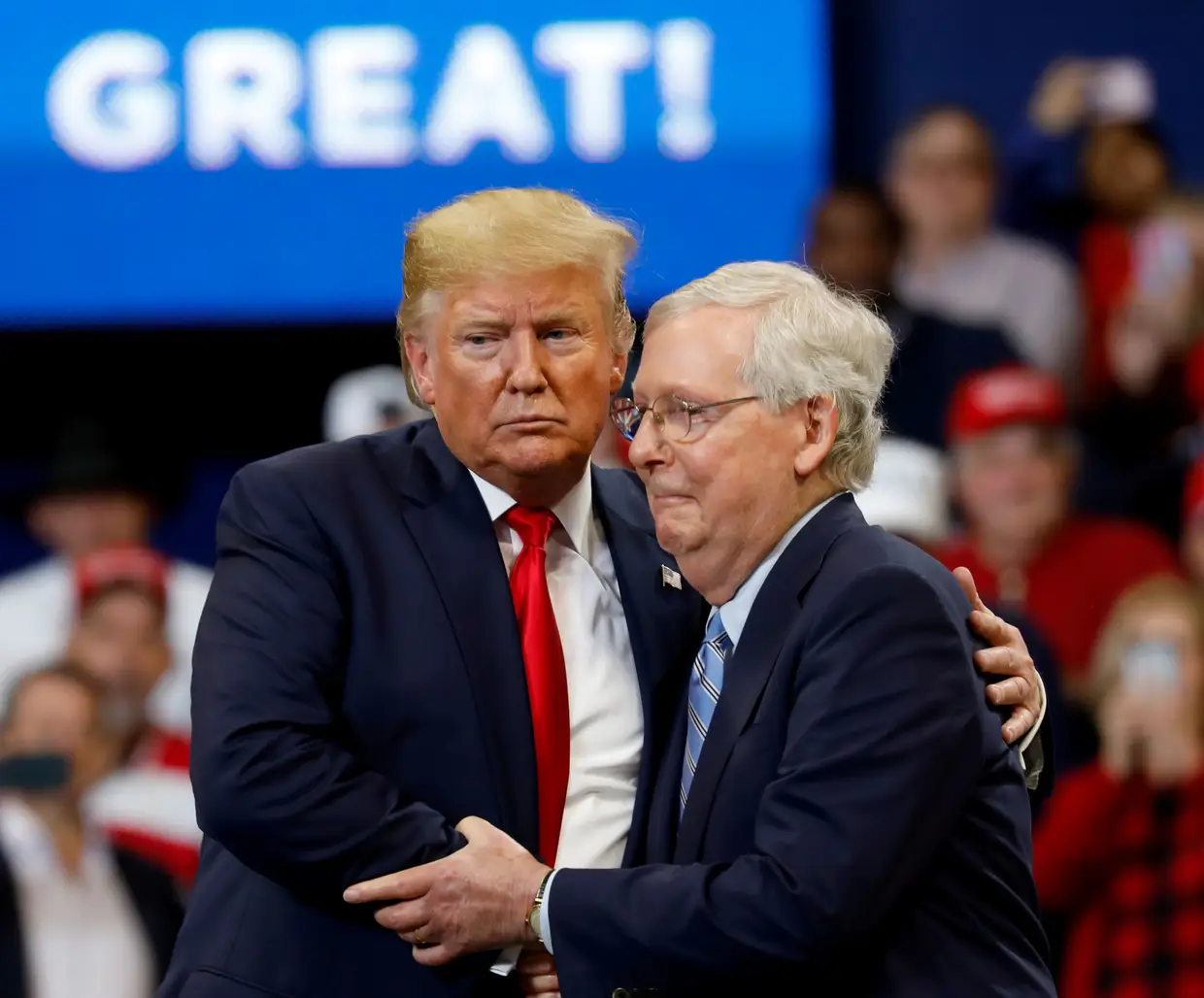 O senador Mitch McConnell abraça o presidente dos EUA, Donald Trump, num comício de campanha na Rupp Arena, em Lexington, nos Kentucky, EUA