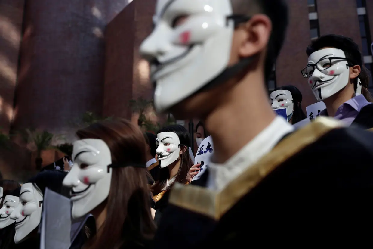 Universitários com máscaras durante em Hong Kong, de forma a demonstrar apoio aos protestos contra o Governo