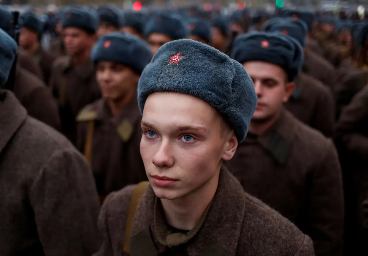 Membro do exército russo participa numa parada militar na Praça Vermelha de Moscovo, na Rússia