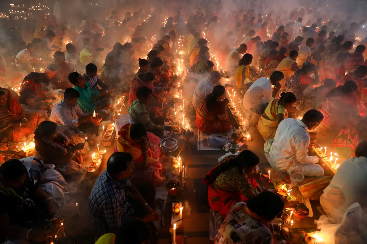 Devotos hindus num templo em Narayangonj, perto de Dhaka, no Bangladesh.