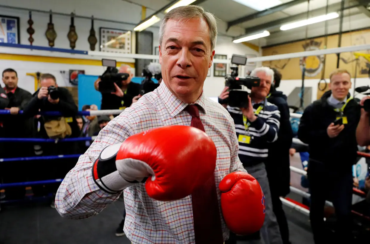 Líder do Partido Brexit, Nigel Farage, durante a campanha eleitoral no Bolsover Boxing Club em Chesterfield, no Reino Unido.