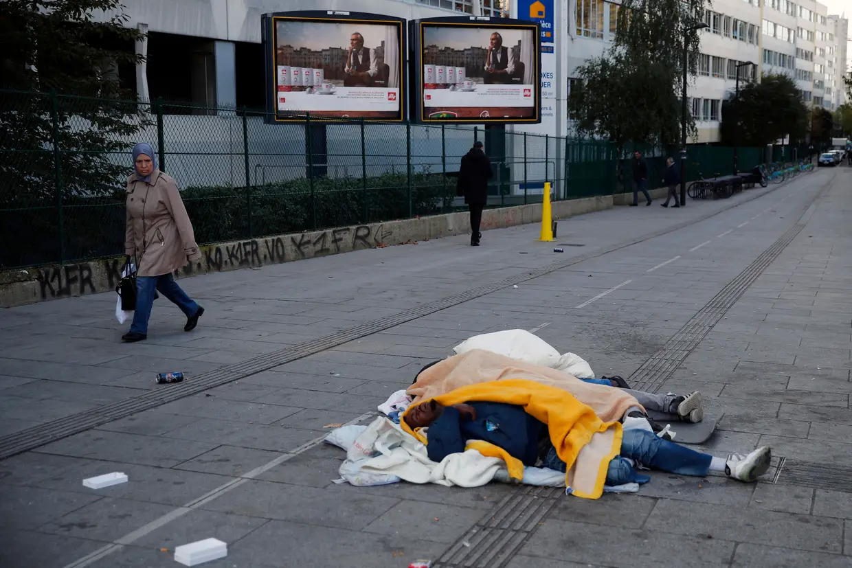 Refugiados dormem nas ruas de Paris, França