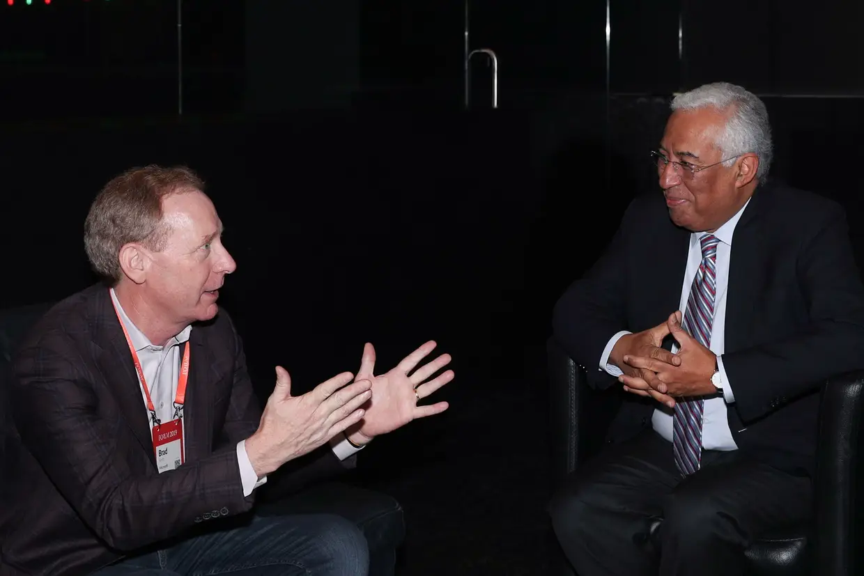 O presidente da Microsoft, Brad Smith, e o primeiro-ministro, António Costa.