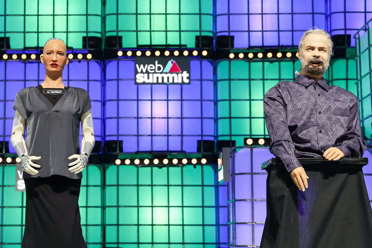 O robô da Hanson Robotics, Sophia, e o robô da SingularityNET, Philip K. Dick, durante o terceiro dia da Web Summit em Lisboa, Portugal