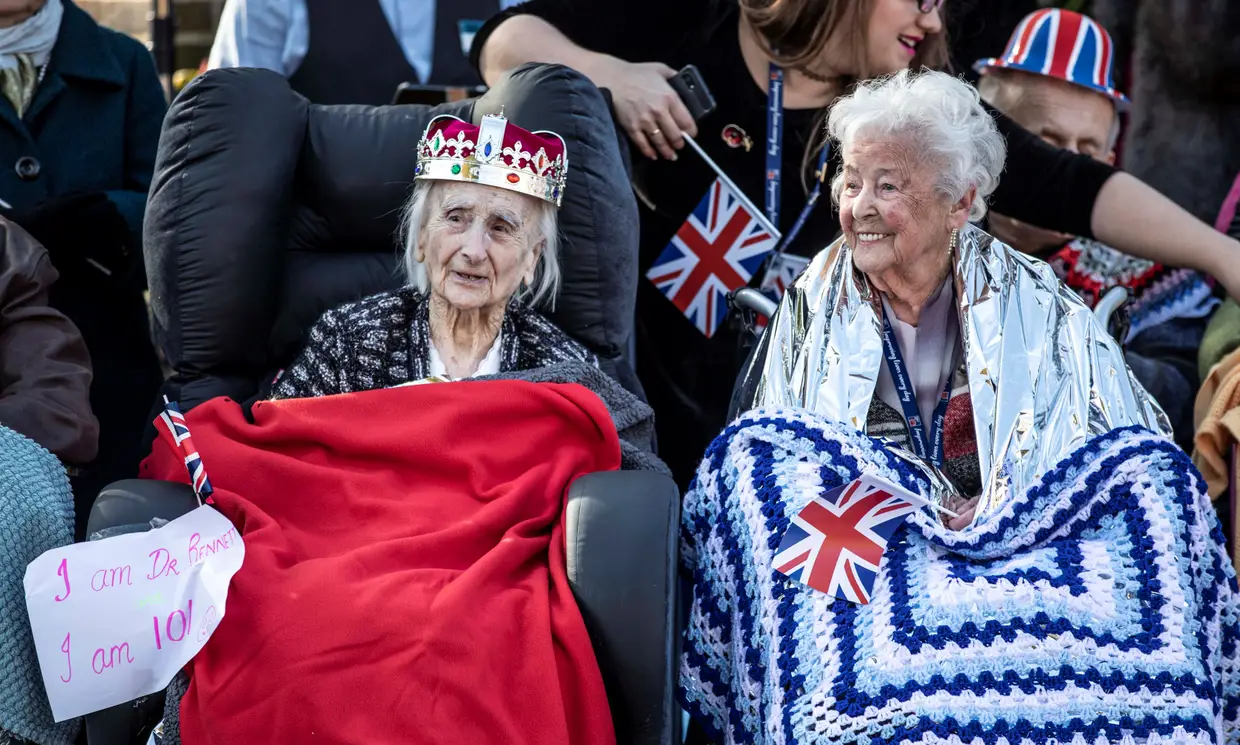 Moradora da Royal British Legion Industries, Winifred Bennett, de 101 anos e a colega residente Doris Lyford, de 98 anos aguardam a chegada da rainha Isabel II em Aylesford, no Reino Unido